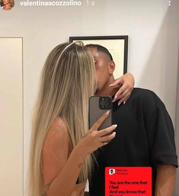Mediante su cuenta oficial de Instagram, la chica italiana publicó esta fotografía en donde aparece besando al futbolista hondureño Rigoberto Rivas. 