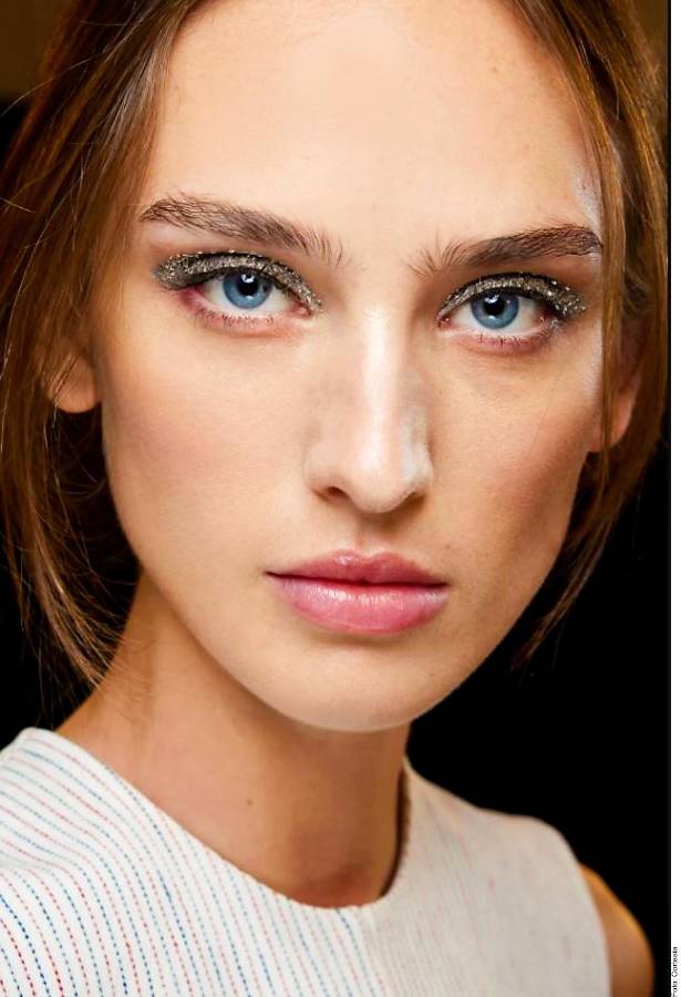 Tory Burch optó por sombras con pigmentos luminosos, pestañas y cejas naturales, un poco de rubor y labios color nude.