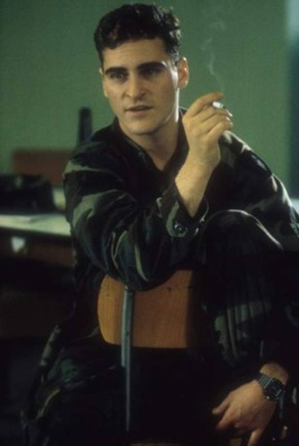 4. Crimen de Poder - Buffalo Soldiers. Alemania, Reino Unido, 2001.<br/>Dirige: Gregor Jordan.<br/>Actúan: Joaquin Phoenix, Scott Glenn, Ed Harris.<br/><br/>Berlín, 1989. Con el Muro a punto de caer, las cosas en las bases norteamericanas cambian rápidamente. Así lo cree Ray Elwood, un joven soldado que ha logrado establecer una rentable red de negocios ilegales, la cual se ve en peligro tras la llegada de nuevos mandos. Elwood tiene una última oportunidad: aprovecharse de un cargamento de armas robadas, con un valor de 5 millones de dólares.<br/><br/>La cinta está basada en una novela escrita por Robert O'Connor en 1993. El largometraje fue estrenado el 9 de septiembre de 2001 en el Festival Internacional de Cine de Toronto. Los atentados del 11 de septiembre afectarían gravemente su distribución, debido a su temática. Durante una proyección dentro del Festival de Cine de Sundance, una mujer atacó a los responsables del filme, a quienes los acusó de estar en contra de los Estados Unidos.<br/>