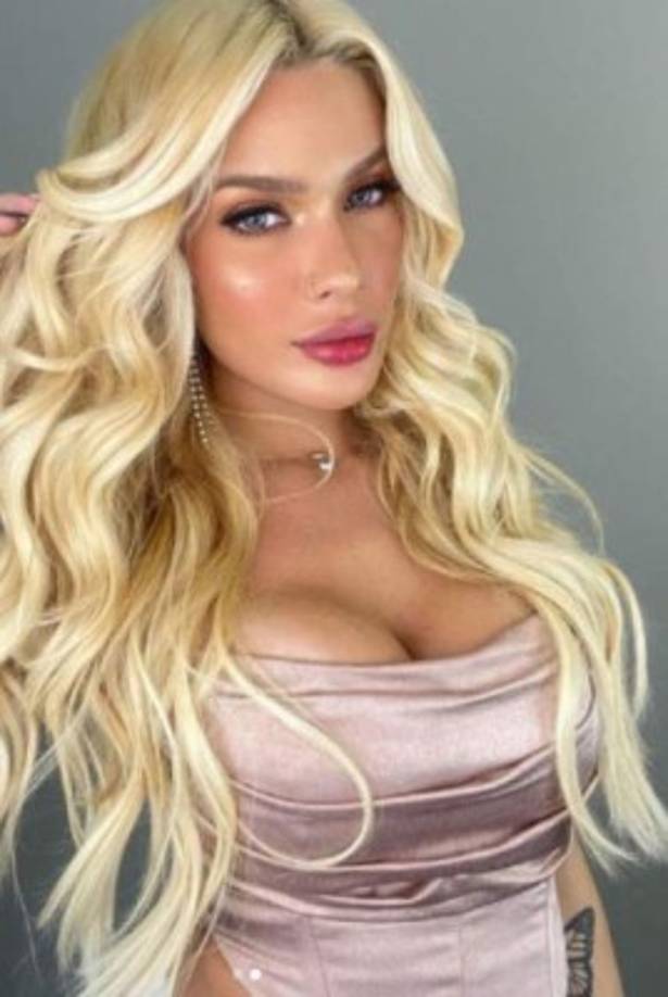 ''Parezco pretenciosa hasta que miras mis historias'', tiene escrito la modelo en su cuenta de Instagram, donde ya tiene más de un millón de seguidores.