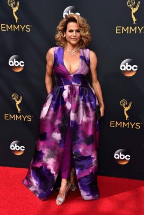 La actriz Alexandra Billings se paseó de morado por la alfombra roja de los premios Emmy 2016.