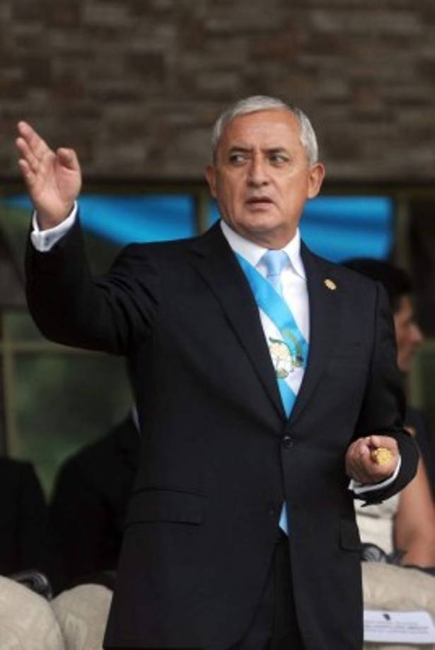 El expresidente guatemalteco, Otto Pérez, acusado de dirigir un sistema de corrupción en la administración aduanera, se vio privado de su inmunidad por el Parlamento el 1 de septiembre de 2015. Ante el riesgo de ser destituido, renunció al mando dos días más tarde y fue colocado en prisión preventiva.