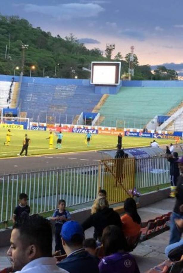 Un sector del estadio Nacional estuvo vacío en el regreso de los clásico a este escenario.
