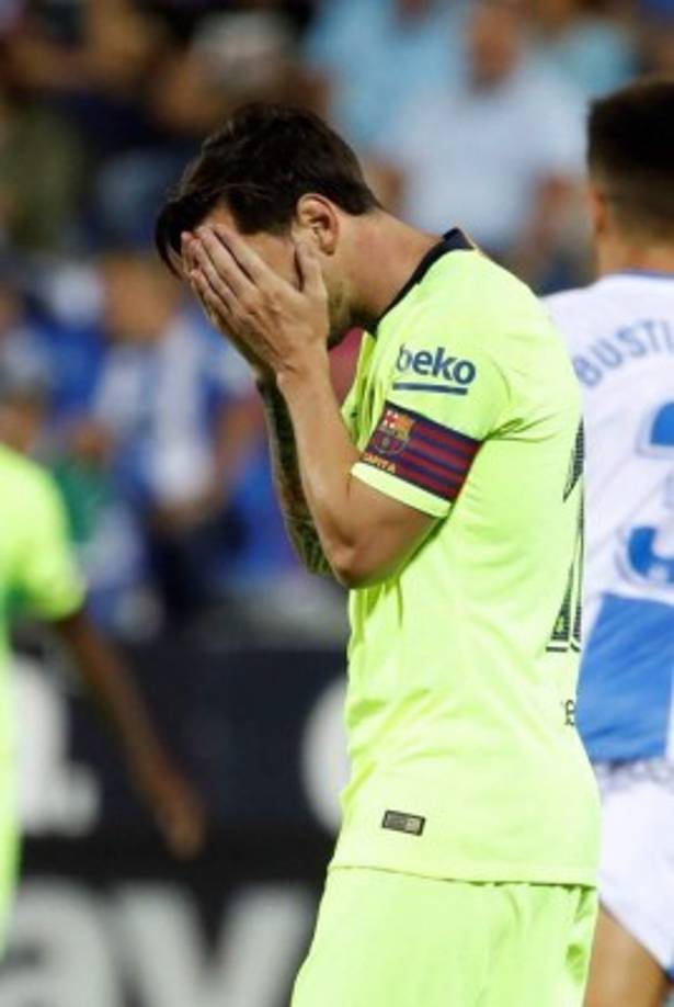 El gesto de Messi lo dice todo, el argentino se lamenta tras una ocasión fallada.