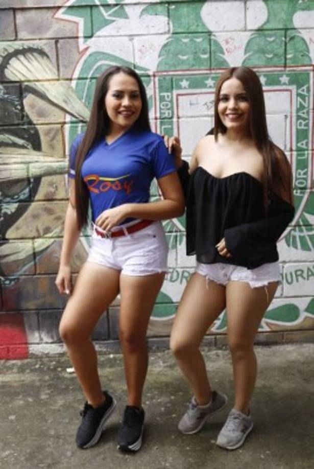 Dos guapas chicas llegando al estadio Yankel Rosenthal.