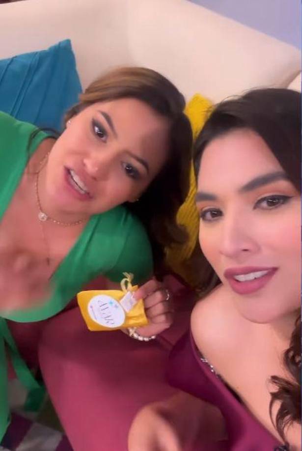 ”Mi enemiga Alejandra”, dijo Carolina Lanza entre risas junto a Alejandra Rubio. 