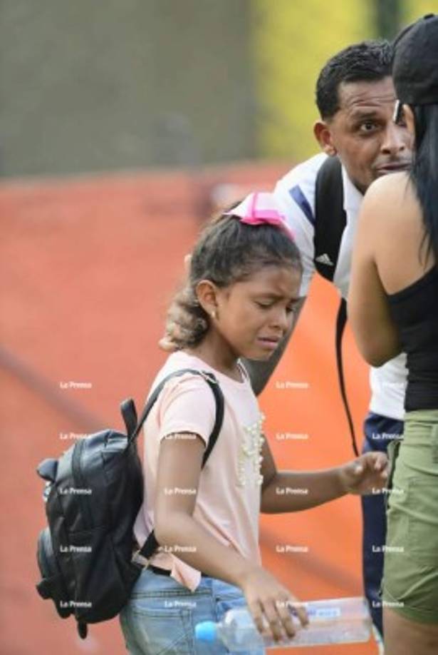 La hija de Wilfredo Barahona no pudo contener el llanto tras conocer el resultado.
