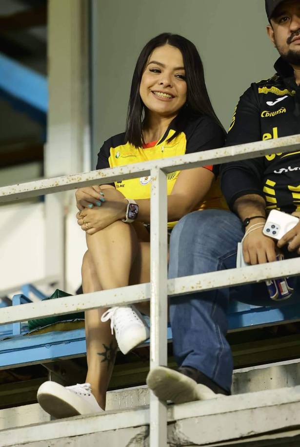 Ambientazo y lindas chicas en el Morazán con el Real España-Alajuelense por Liga Concacaf