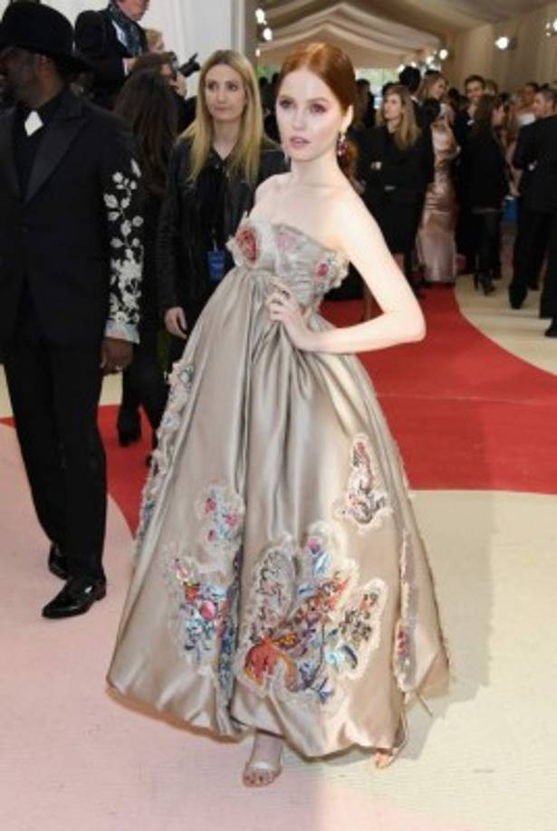 Ellie Bamber en un vestido floral.