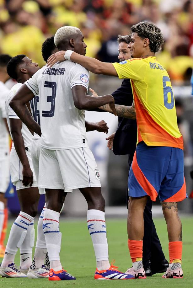Algunos jugadores de Colombia apoyaron a los canaleros tras la dura derrota. 