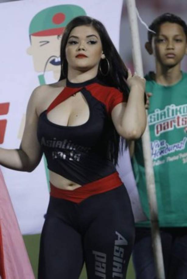 Una hermosa edecán que engalanó la cancha del estadio Humberto Micheletti.