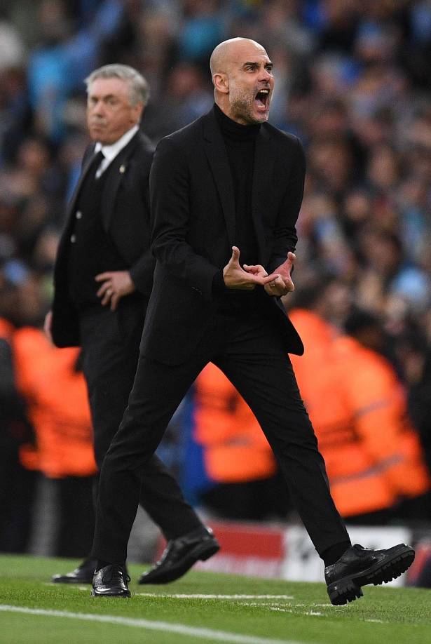 La euforia de Pep Guardiola celebrando el primer gol de Bernardo Silva y ante la mirada de Carlo Ancelotti.