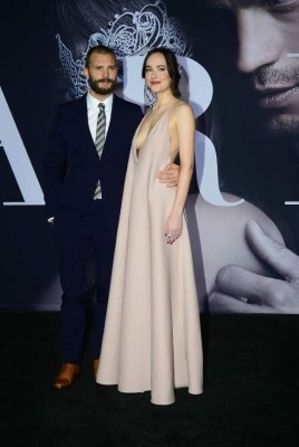 La premier de '50 sombras más oscuras' se realizó en el Ace Hotel de Los Ángeles la semana pasada.<br/><br/>Al evento asistió la pareja protagonista de la cinta, Jamie Dornan y Dakota Jhonson. La actriz llamó mucho la atención por el provocativo escote que lució.