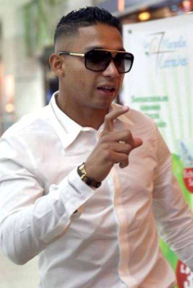 Emilio Izaguirre: El defensor hondureño espera definir esta semana su futuro, se menciona que Australia y Japón podrían ser su nuevo destino.<br/>