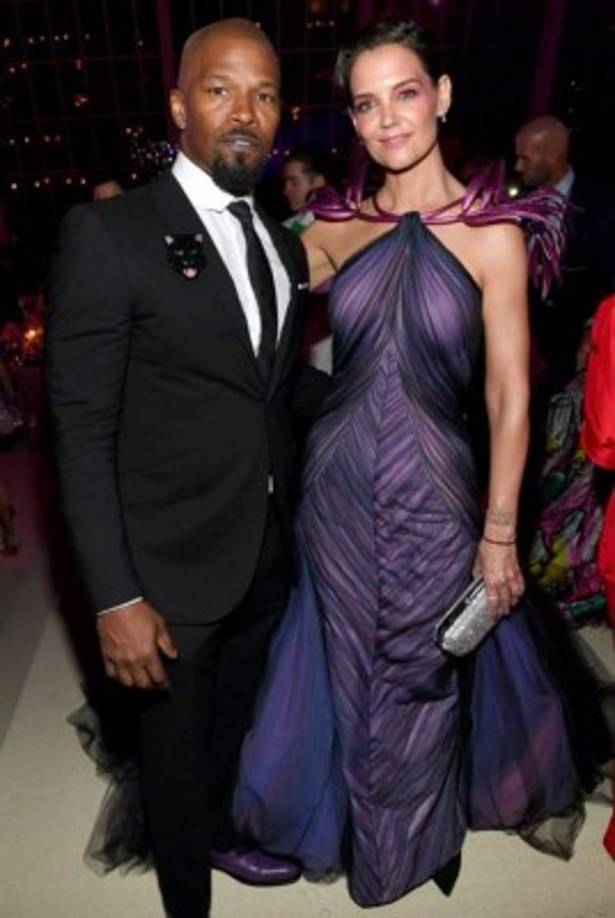 Katie Holmes y Jammie Fox<br/><br/>De acuerdo a múltiples reportes que tuvieron lugar el pasado agosto, las dos estrellas se separaron aunque se desconocen las razones por las que decidieron que era mejor seguir por caminos separados. La pareja había estado en un amor secreto desde hacia seis años. Se especula que el secretismo se dio debido al arregló de divorcio con el ex marido de Holmes, Tom Cruise, que estipulaba que la actriz debía esperar cinco años para poder dejarse ver con otro hombre. MIRA. <a href='https://www.laprensa.hn/fotogalerias/farandula/1104737-411/mujeres-amores-tom_cruise-american_made-mision_imposible' style='color:red;text-decoration:underline' target='_blank'>Los amores de Tom Cruise</a>