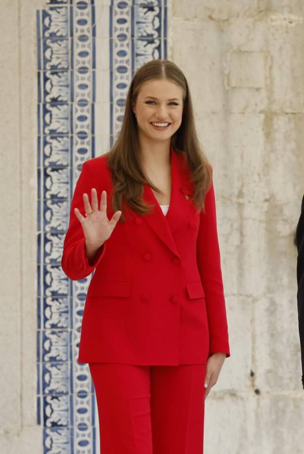 Luego de cursar estudios de primaria y bachillerato en Madrid y en Reino Unido, respectivamente, <b>Leonor</b> inició en 2023 tres años de formación militar, como hizo su padre. 