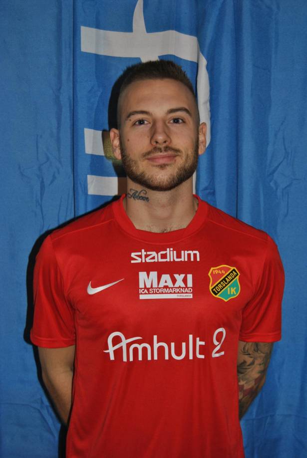 Anton Hysén es hijo de Glenn Hysén, quien fue internacional con Suecia y militó en clubes como el PSV, la Fiorentina o el Liverpool. “Estoy muy seguro de cómo soy. He nacido así y no tengo nada que esconder“, dijo Anton Hysén hace unos años.