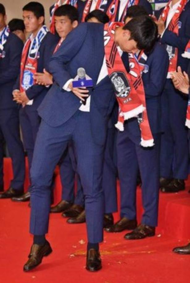 Son Heung-Min, estrella de Corea del Sur, se paró en uno huevo que tiraron los aficionados.