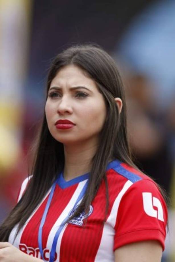 Ella es Annie Córdova, la bella novia del jugador del Vida, Luis Palma. Es presentadora deportiva y aficionada al Olimpia. Estuvo en el estadio Olímpico.