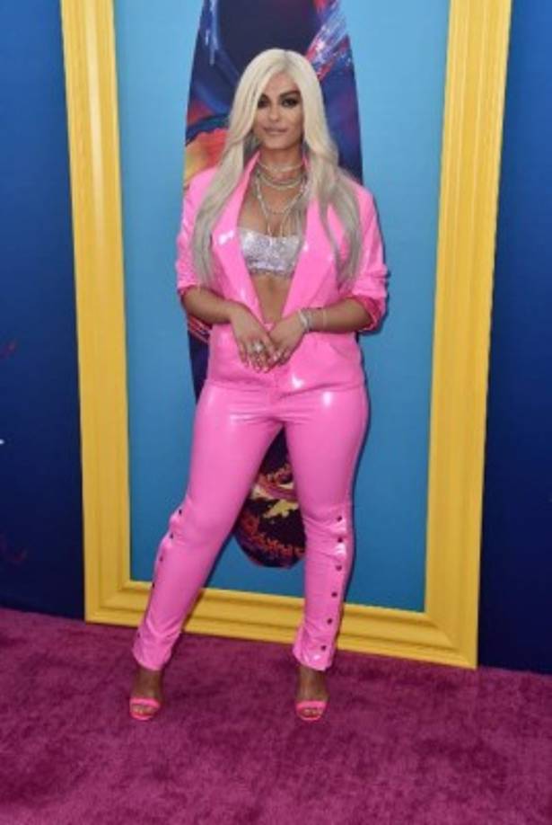 Bebe Rexha usó demasiado latex para sus curvas.<br/>