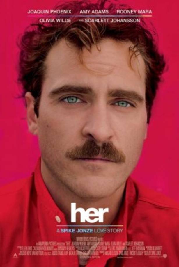 6. Ella - Her. EU, 2013.<br/>Dirige: Spike Jonze.<br/>Actúan: Joaquin Phoenix, Scarlett Johansson, Amy Adams.<br/><br/>Theodore es un hombre sencillo, que se dedica a escribir cartas para los enamorados. Luego de su divorcio, no quiere iniciar una nueva relación, por lo que se refugia en sus amigos y los videojuegos. Todo cambia cuando llega a su vida un novedoso sistema operativo, cuya inteligencia artificial puede adaptarse completamente a las necesidades del usuario.<br/><br/>La interpretación de Scarlett Johansson como la voz del sistema operativo Samantha causó controversia en la temporada de premios debido a que pocos festivales se atrevieron a nominar a una actriz que nunca aparece en pantalla. En un principio, Samantha Morton era quien interpretaría la voz del sistema operativo. Amy Adams y Joaquin Phoenix eran encerrados por horas por el director Spike Jonze con el objetivo de que ambos histriones se conocieran profundamente.<br/>