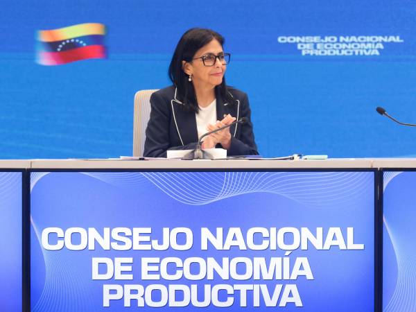 Fotografía cedida por el Palacio de Miraflores que muestra a la presidenta encargada de Venezuela, Delcy Rodríguez, hablando durante un acto de gobierno, en Caracas, Venezuela.