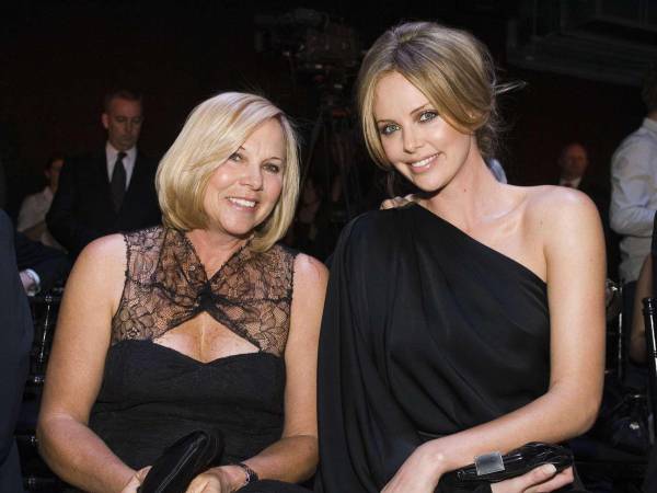 La actriz Charlize Theron recordó la soledad que sintió después de que su madre disparara mortalmente a su padre en defensa propia.