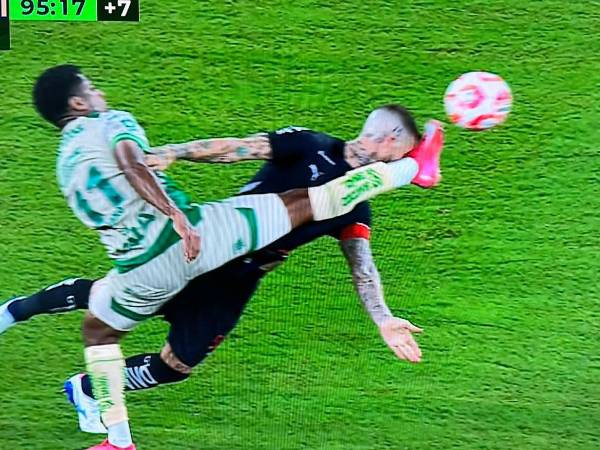 Choco Lozano le dejó una patada en el rostro a Sergio Ramos.