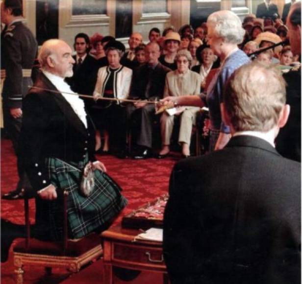 El intérprete siempre ha mostrado públicamente su apoyo social y financiero al Partido Nacionalista Escocés (SNP), defensor de la independencia de Escocia, y cuando fue nombrado caballero por la reina Isabel II en el año 2000, acudió ataviado con la tradicional falda escocesa.