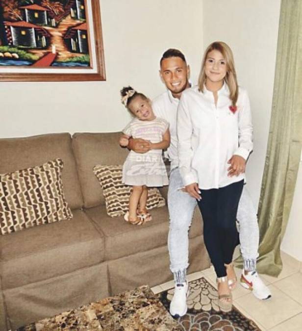 Alex López asegura que el pilar de su vida es la familia. Aquí junto a su esposa Alexandra y su hija Kathleem.