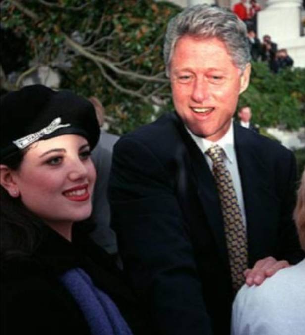 Lewinsky, una joven acomodada procedente de Beverly Hills que asistió a la secundaria junto a los hijos de reconocidos actores de Hollywood, inició como becaria atendiendo los teléfonos en el ala oeste de Casa Blanca, donde en pocas semanas se enamoró de su jefe, el presidente Bill Clinton.
