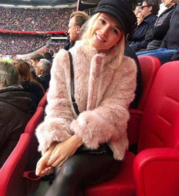 La joven también es amante del fútbol y siempre va a presenciar al Ajax.