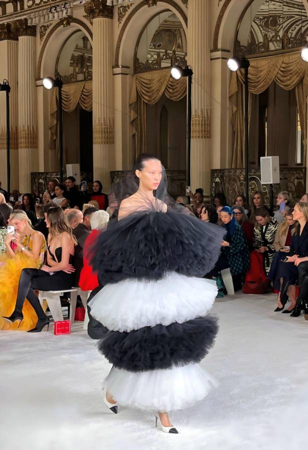 Carolina Herrera presentó este lunes en la Semana de la Moda de Nueva York una colección de otoño-invierno inspirada en la emperatriz Sisi de Austria (1837-1898) y caracterizada por las prendas joya, las siluetas femeninas y los colores de las piedras preciosas.