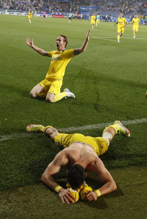 La locura se desató en la plantilla del Cádiz ya que gracias al gol del Choco Lozano salvaron la categoría. 