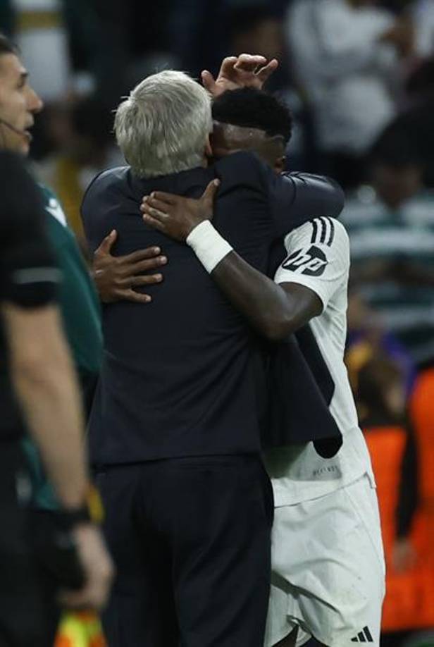 El sincero abrazo de Vinicius con Ancelotti tras la remontada del Real Madrid ante el Borussia Dortmund en la Champions League.