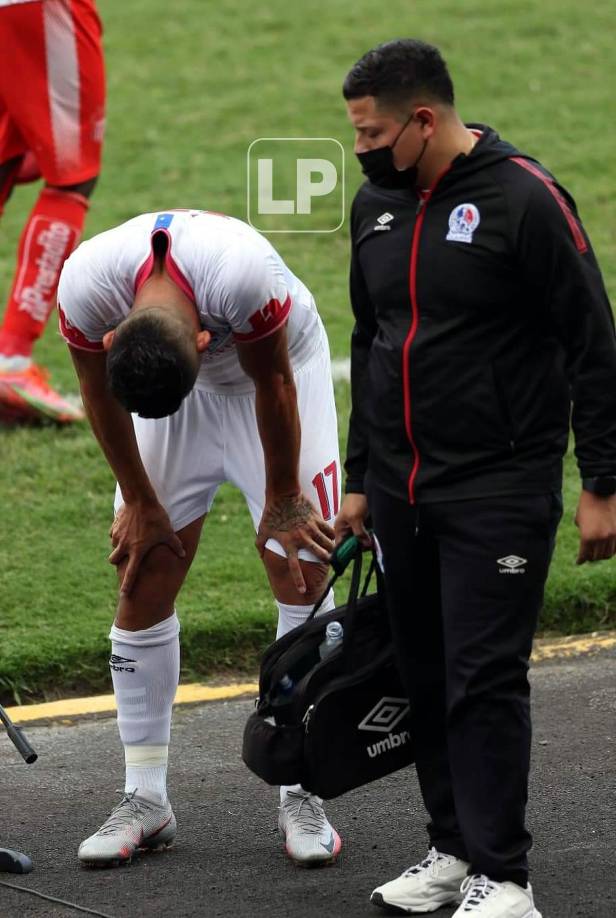 Jonathan Paz tuvo que dejar el partido por una lesión.