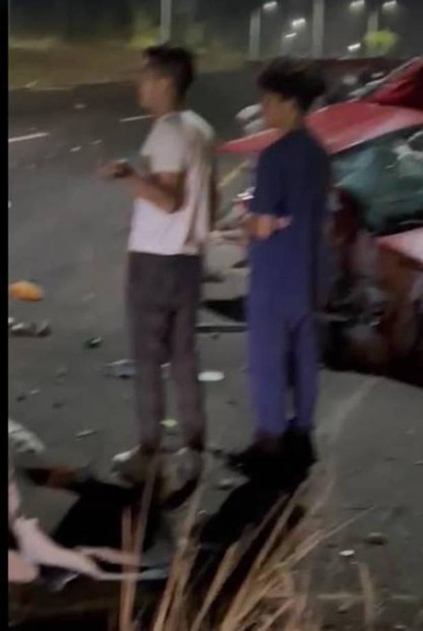 Hanssel y Francis andaban tan ebrios que en un video uno de ellos enciende un cigarro mientras un hombre comienza a pedir auxilio a las conductores que pasan por el lugar.