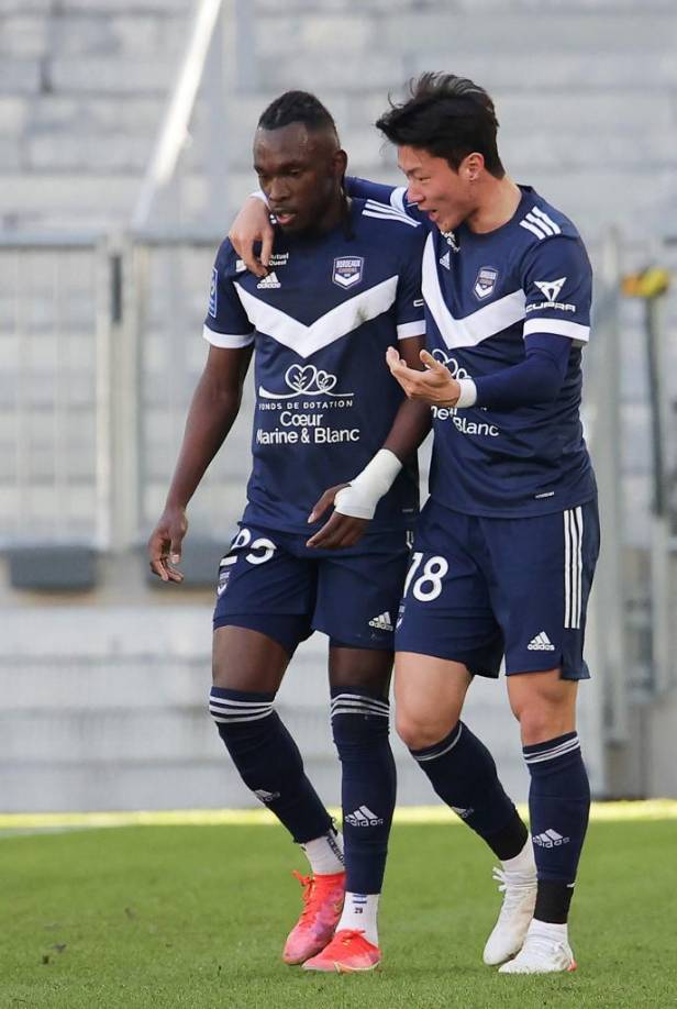 El surcoreano Ui-jo Hwang fue la figura del juego al marcar un hat-trick. El atacante fue a felicitar a Alberth Elis tras el gol del catracho.