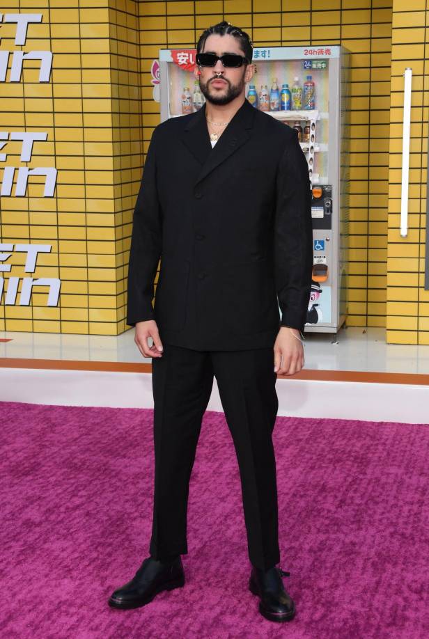 Cuando de lucir elegante se trata, elige bien. Aquí en un look monocromático negro de la firma de lujo Dior elegido para la premier de la película Tren bala. Y hay que reconocer que aunque siempre luce acorde a su estilo y gusto personal, sabe como vestirse según la ocasión.