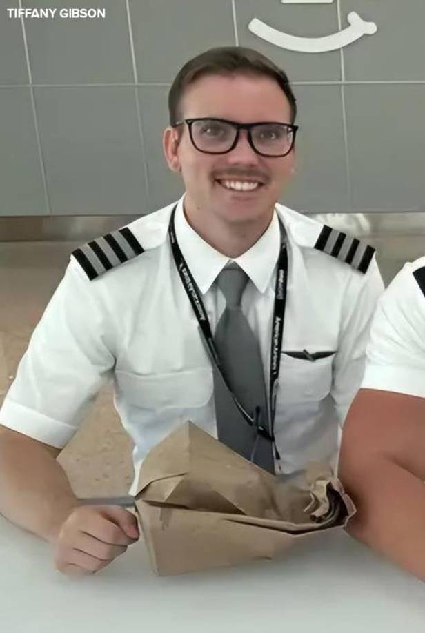 Timothy dijo que al principio no podía creer que el vuelo fuera el de su hijo, pero que Sam no se registró como lo hacía normalmente. “Fui piloto de helicóptero en el ejército durante 20 años. En los años 90, solía entrar y salir del Pentágono con regularidad, y puedo decirles que si vuela en la ruta sobre el Potomac y usa gafas de visión nocturna, será muy difícil ver ese avión”. dijo.