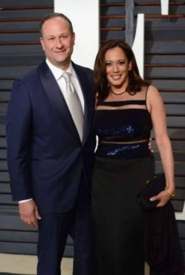 Kamala Harris está casada con Douglas Emhoff, un abogado que conoció en una cita a ciegas en 2013. La pareja se casó en 2014 en California. Aunque Kamala no tiene hijos biológicos, es la madrastra de los dos hijos que su esposo tuvo en una relación anterior.