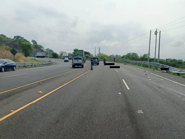 Los cuerpos quedaron sobre la carretera.