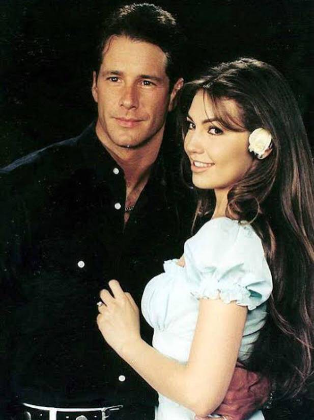 Fernando Carrillo en las décadas de los 80 y 90 fue un cotizado actor de telenovelas en Venezuela y México. En la imagen con Thalía con quien protagonizó la novela Rosalinda.