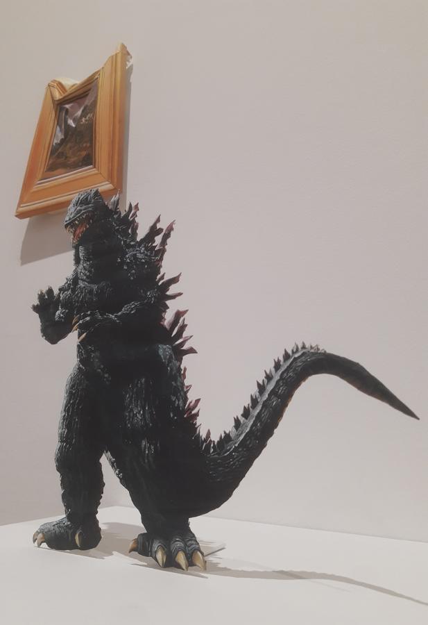 Fotografía de las obras 'Godzilla toy' y 'Smashed painting. After Godzilla', del artista español Julio Anaya Cabanding, que forman parte de la exposición 'Godzilla the Art' de la Mori Arts Center Gallery de Tokio.