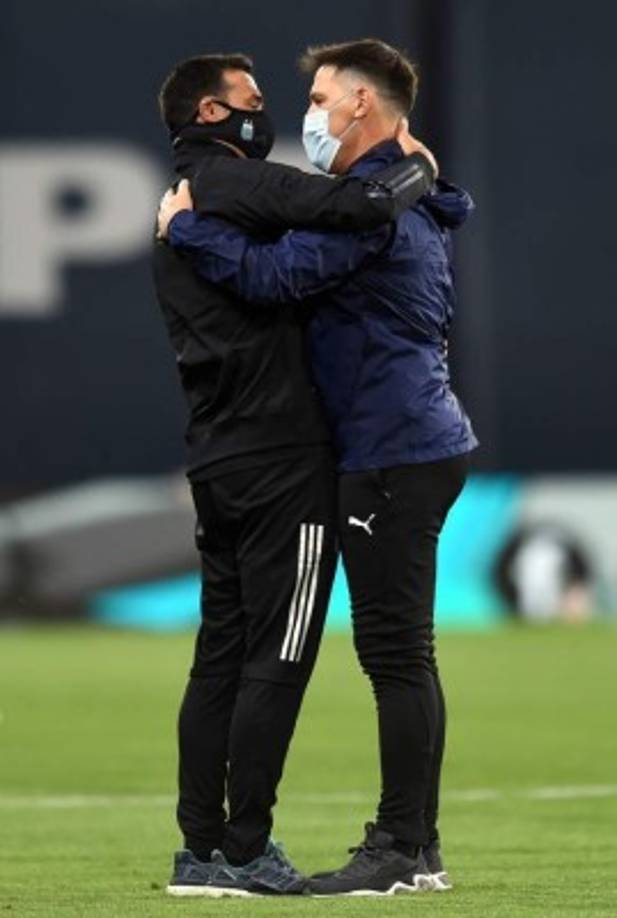 El saludo amistoso entre los entrenadores Lionel Scaloni y Eduardo Berizzo previo al juego.