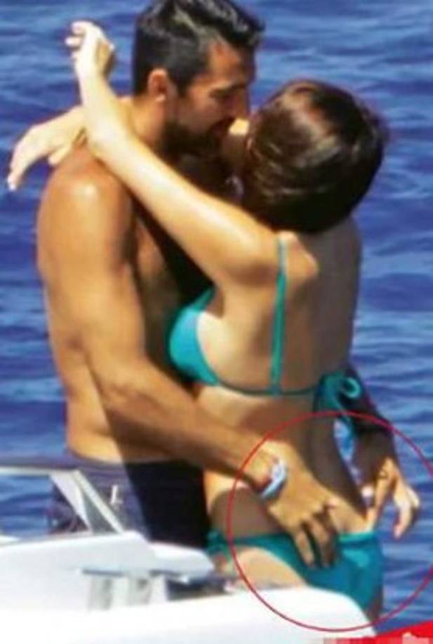 Ilaria, periodista deportiva de 43 años, fue fotografiada en la isla de Giglio en Italia, en un viaje en donde se la puede observar junto con Buffon en posiciones comprometedoras.