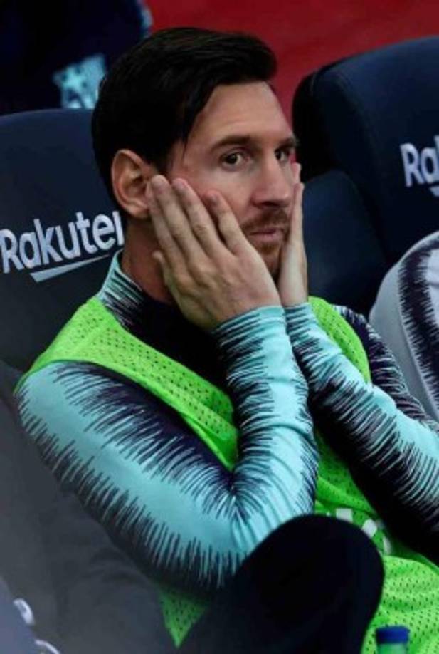 Lionel Messi no podía creer desde la banca cuando estaban perdiendo.