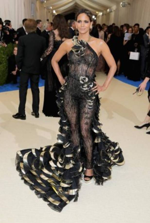 La actriz Halle Berry aplacó sus rizos y dejó todo el protagonismo a su vestido; otra de las estrellas que han optado por las transparencias.