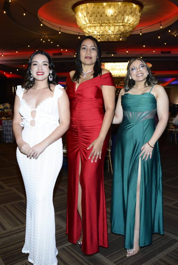 Julissa Portillo, Tania Martínez y Kassandra Romero 