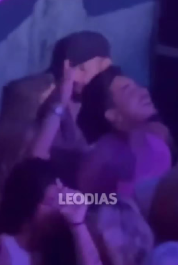 En las imágenes, que ya acumulan más de 3 millones de reproducciones, se ve al futbolista enfiestado con dos chicas y luciendo una gorra negra para estar desapercibido.